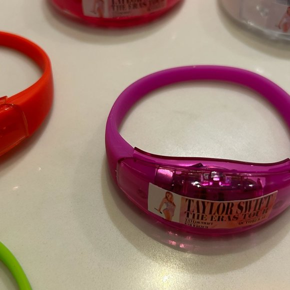 Taylor Swift Concert Film Light Up Wrist Band - Buy for your MOVIE Experience ! - Picture 4 of 13